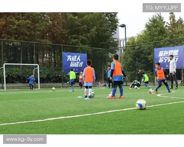 洋湖足球教练引领青少年踢出精彩人生共筑绿色运动梦想